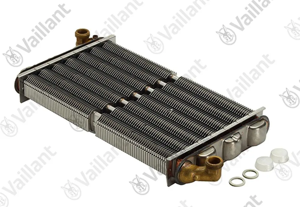 Vaillant Wärmetauscher mit mehreren horizontalen Metallrippen und Anschlussmöglichkeiten auf der Seite, liegend auf einem weißen Untergrund.